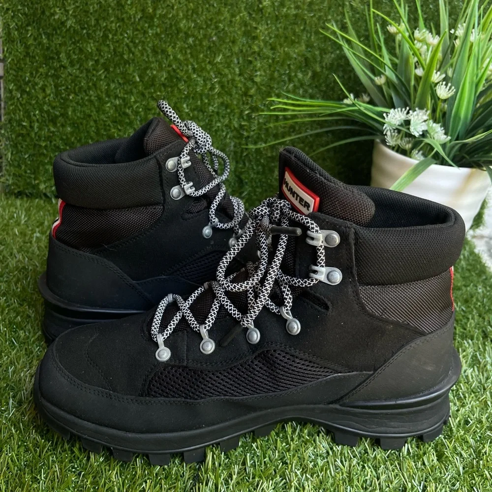 Hunter Original Explorer boots in black $190.00 men’ size 9 Lace-up gently used
